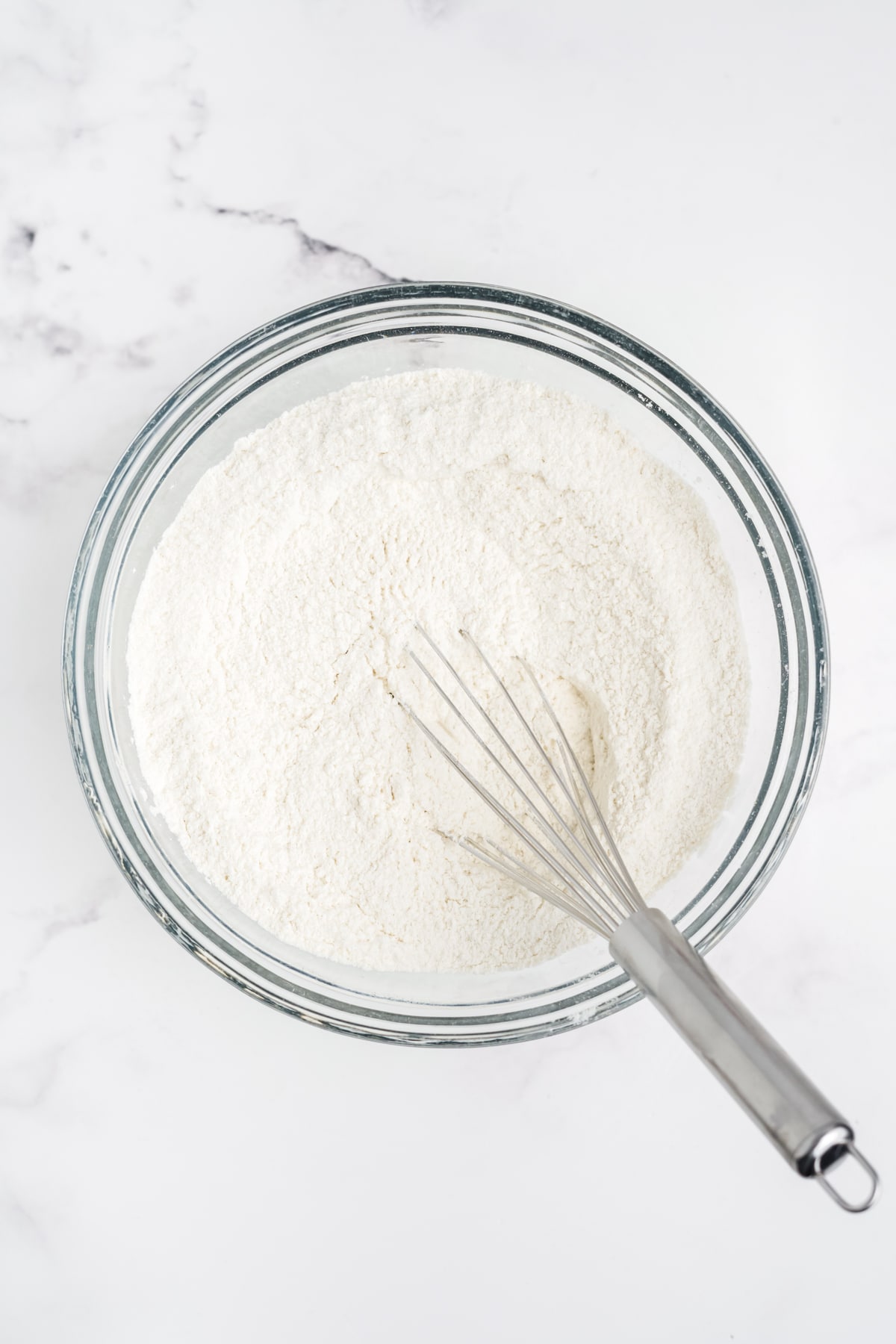 Flour, sugar, and baking powder into a bowl.